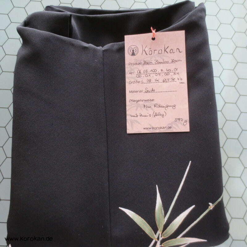 japanische Haori Kimono Jacke mit gemaltem Bambus auf schwarz