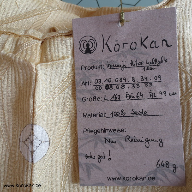 gewebtes Gräsermuster hellgelber Seidendamast Iromuji Hitoe Kimono