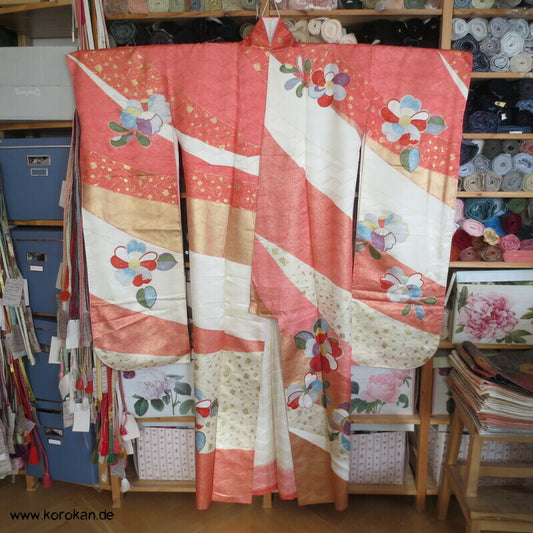 moderner japanischer Kamelien Furisode Seidendamast Kimono