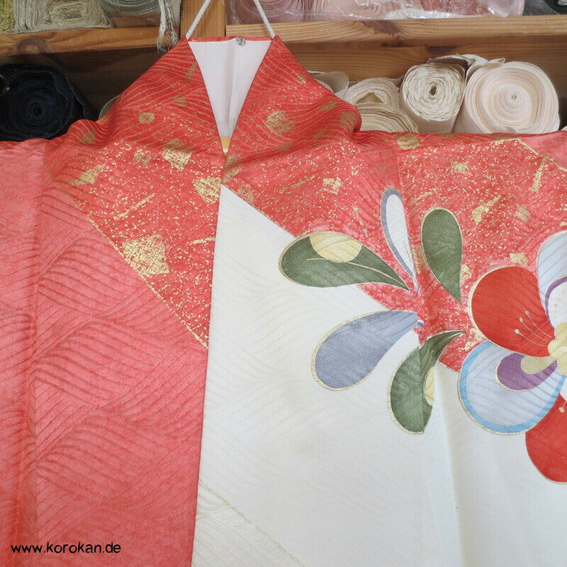 moderner japanischer Kamelien Furisode Seidendamast Kimono