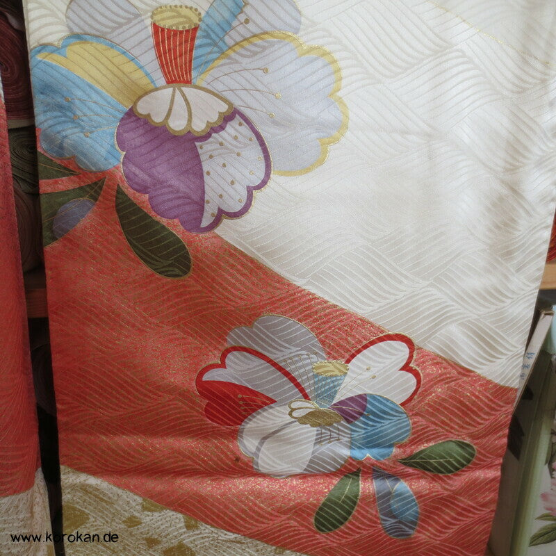 moderner japanischer Kamelien Furisode Seidendamast Kimono