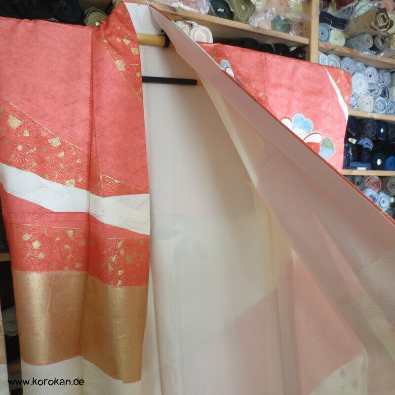 moderner japanischer Kamelien Furisode Seidendamast Kimono