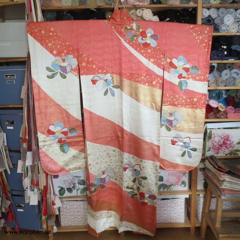 moderner japanischer Kamelien Furisode Seidendamast Kimono