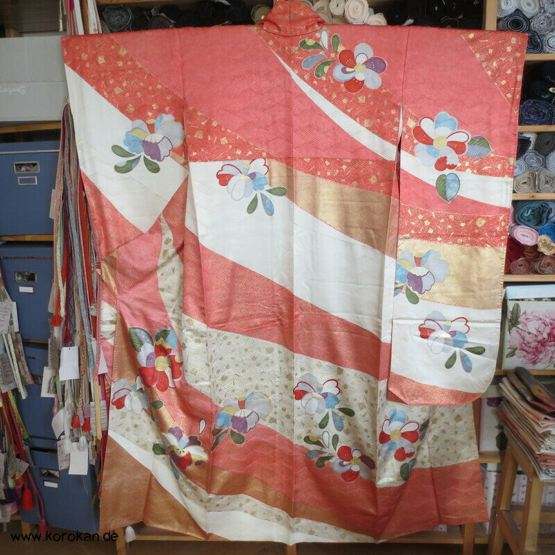 moderner japanischer Kamelien Furisode Seidendamast Kimono