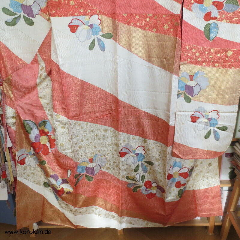 moderner japanischer Kamelien Furisode Seidendamast Kimono