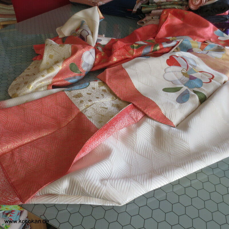 moderner japanischer Kamelien Furisode Seidendamast Kimono