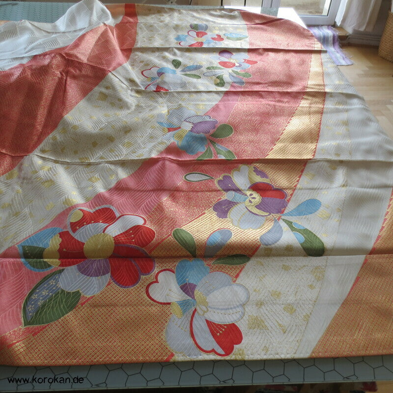 moderner japanischer Kamelien Furisode Seidendamast Kimono