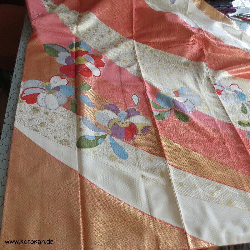 moderner japanischer Kamelien Furisode Seidendamast Kimono