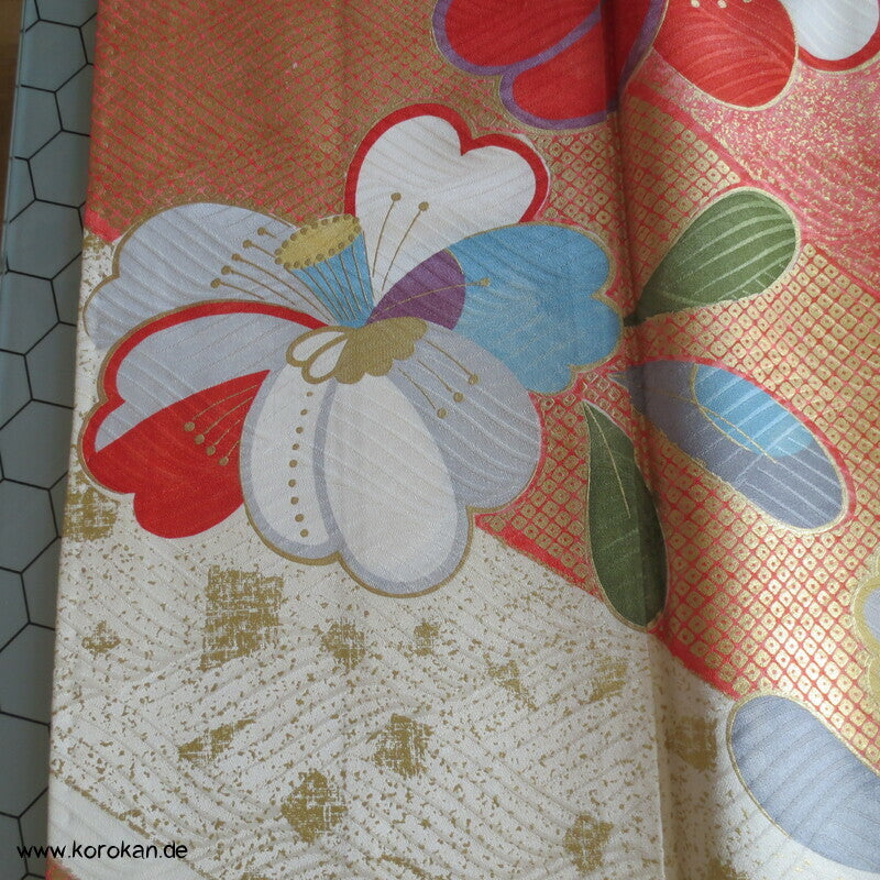 moderner japanischer Kamelien Furisode Seidendamast Kimono