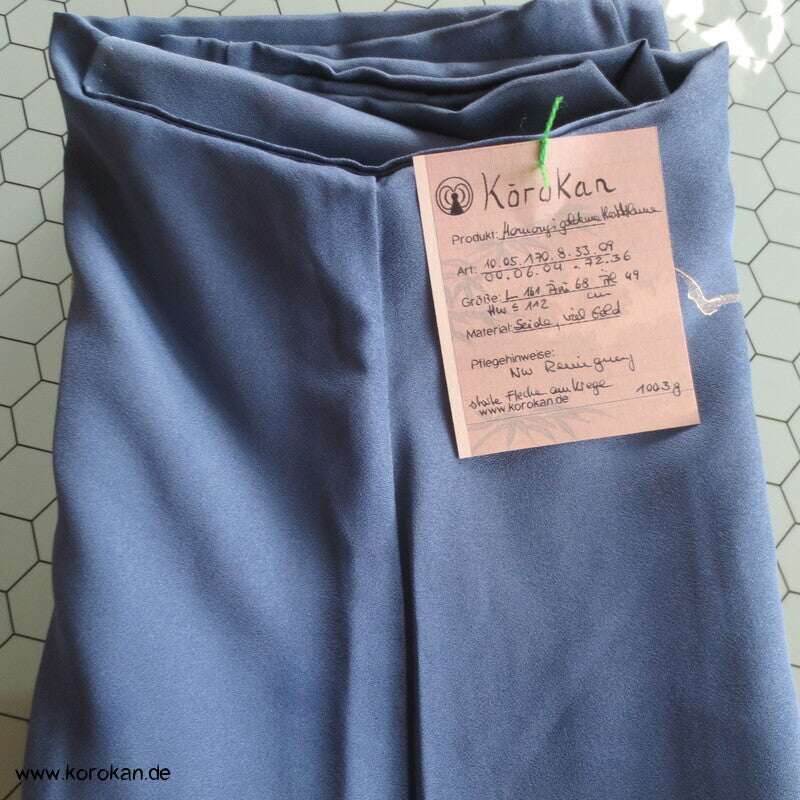 blaugrauer Seidencrepesatin Homongi Kimono, goldene Herbstblumen und -gräser