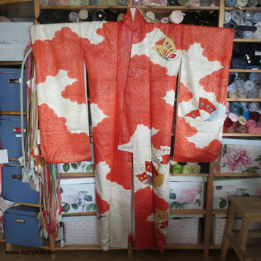 gestickte Schmetterlinge im goldenen Schneeschauer Seidendamast Furisode Kimono