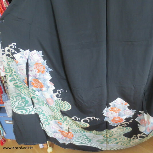 Tomesode, gestickte Päonien über Wellen Seiden Karieba