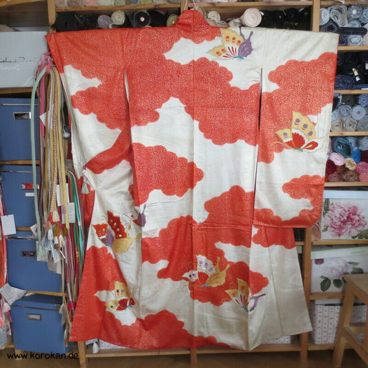 gestickte Schmetterlinge im goldenen Schneeschauer Seidendamast Furisode Kimono