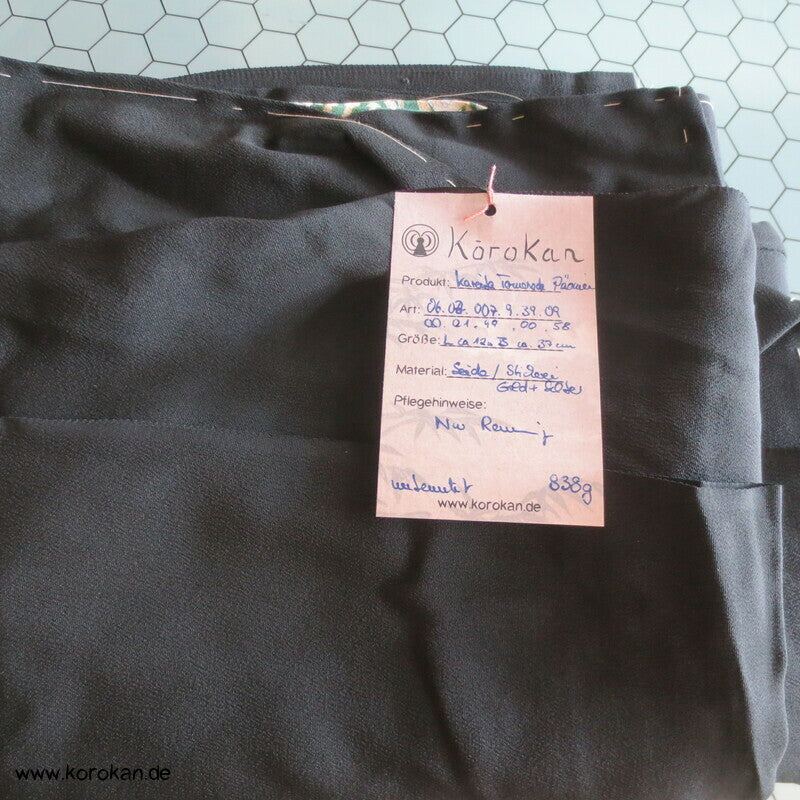 Tomesode, gestickte Päonien über Wellen Seiden Karieba