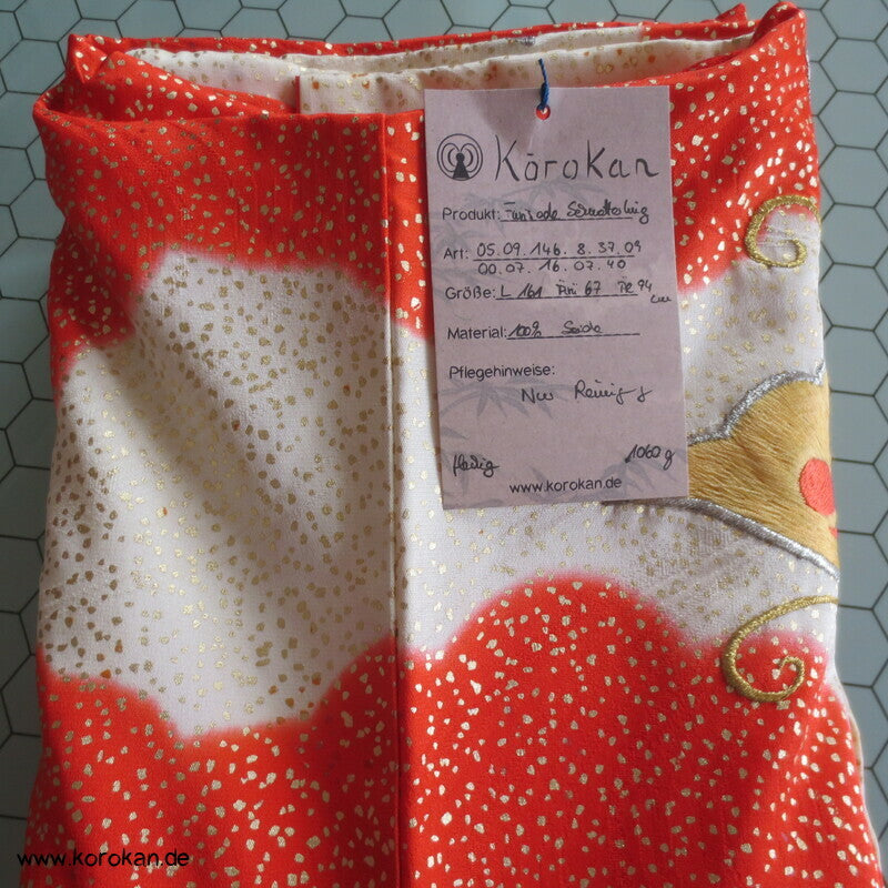 gestickte Schmetterlinge im goldenen Schneeschauer Seidendamast Furisode Kimono