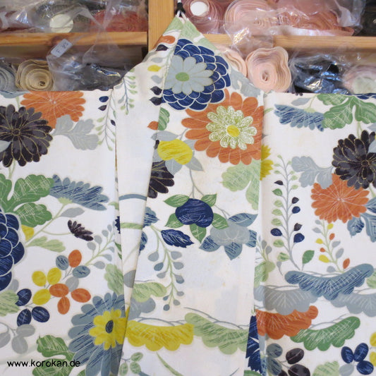 Chysanthemen, wenig Gold Seidencrepe Komon Kimono