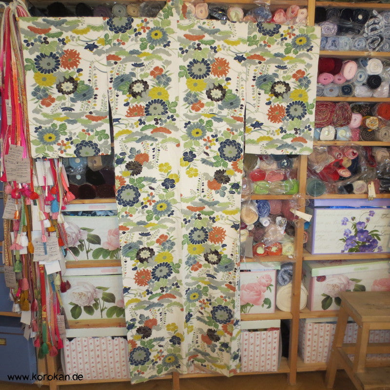 Chysanthemen, wenig Gold Seidencrepe Komon Kimono