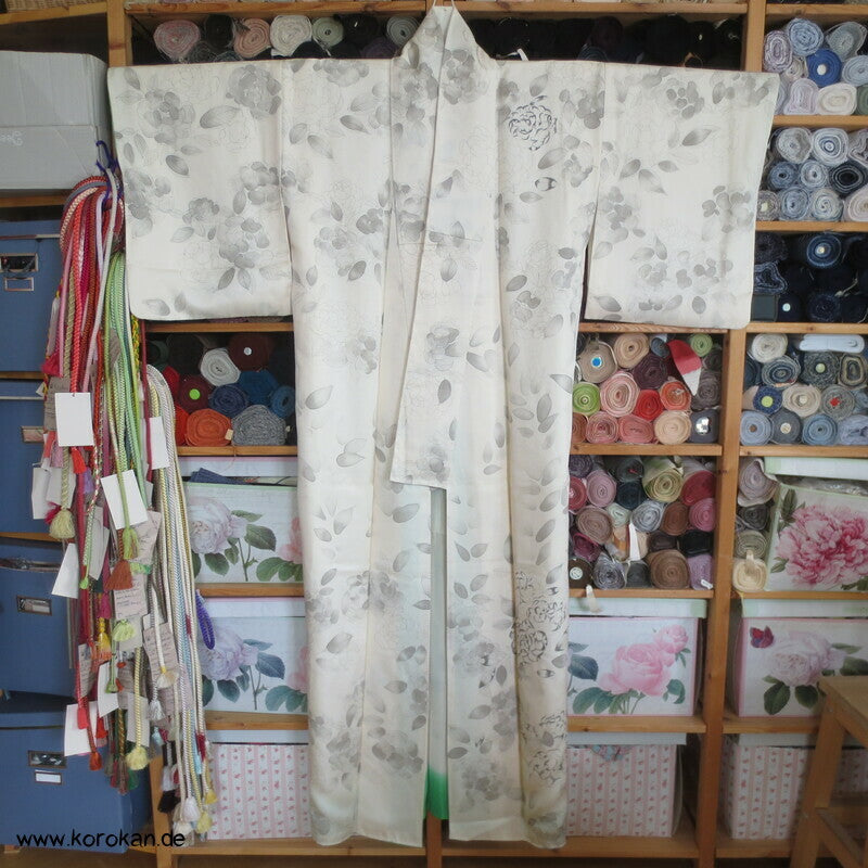hellgraue Rosen auf naturfarbener Seide Homongi Kimono