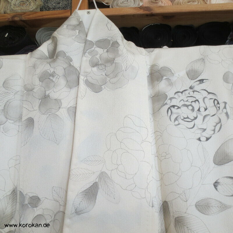 hellgraue Rosen auf naturfarbener Seide Homongi Kimono
