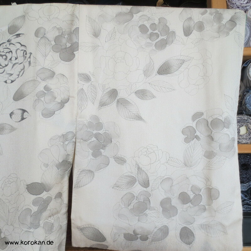 hellgraue Rosen auf naturfarbener Seide Homongi Kimono