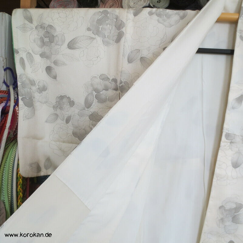 hellgraue Rosen auf naturfarbener Seide Homongi Kimono