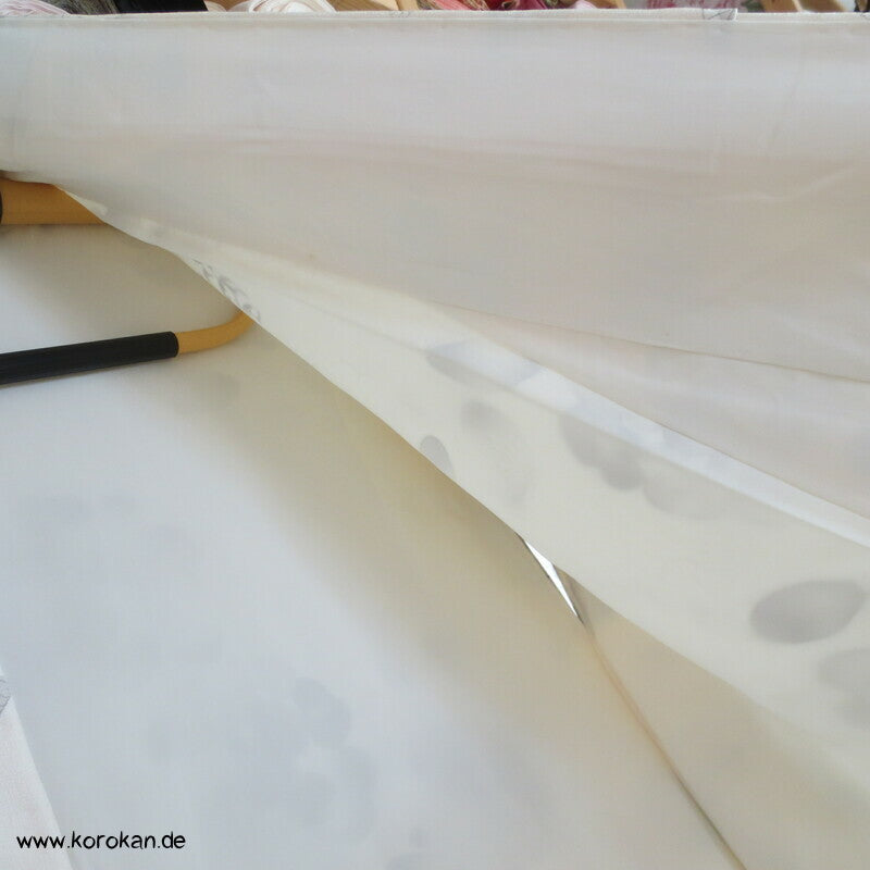 hellgraue Rosen auf naturfarbener Seide Homongi Kimono