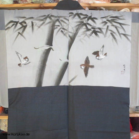 Spatzen im Bambus Futter, im blauen Tsumugi Kasuri Haori mit Himo