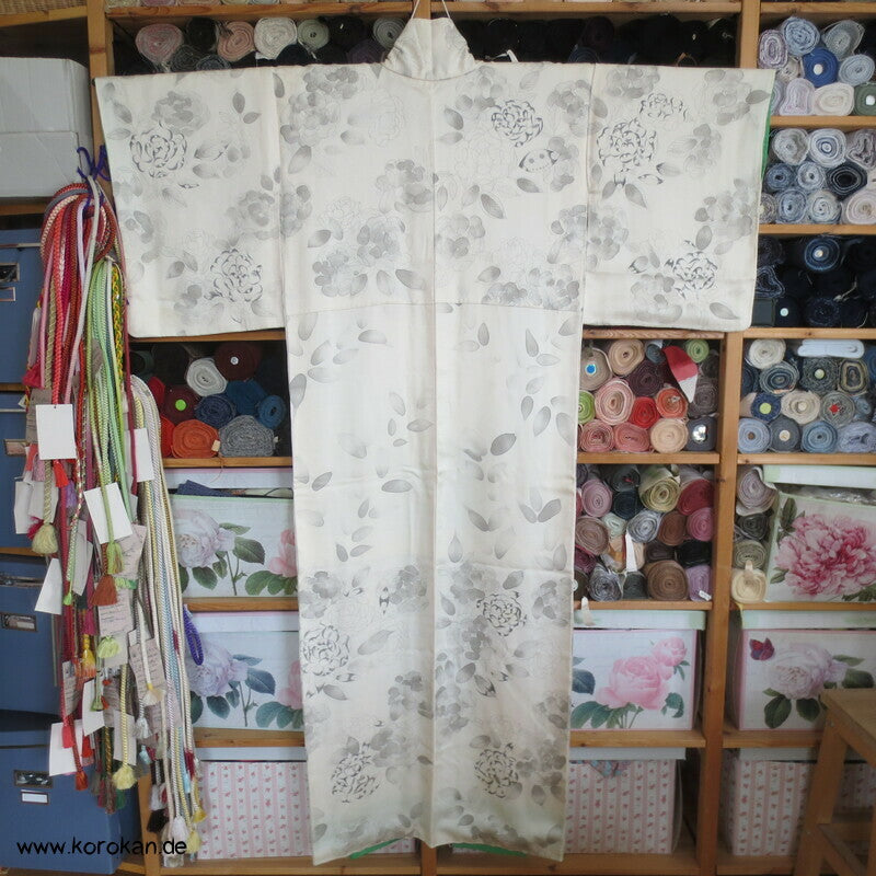hellgraue Rosen auf naturfarbener Seide Homongi Kimono