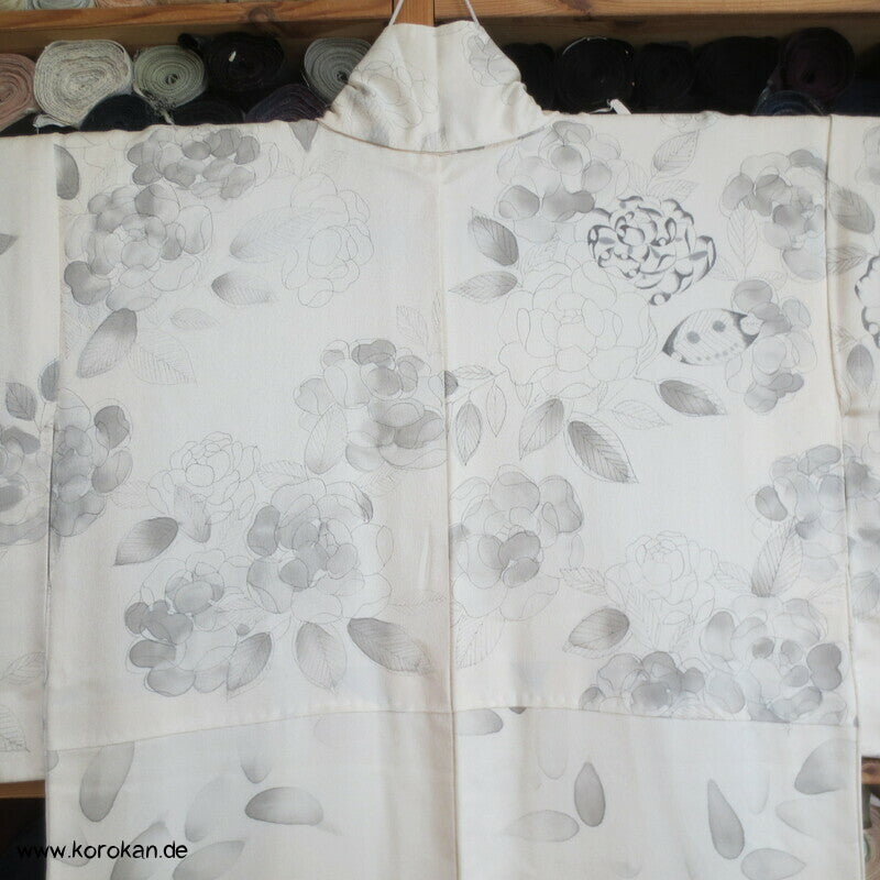 hellgraue Rosen auf naturfarbener Seide Homongi Kimono