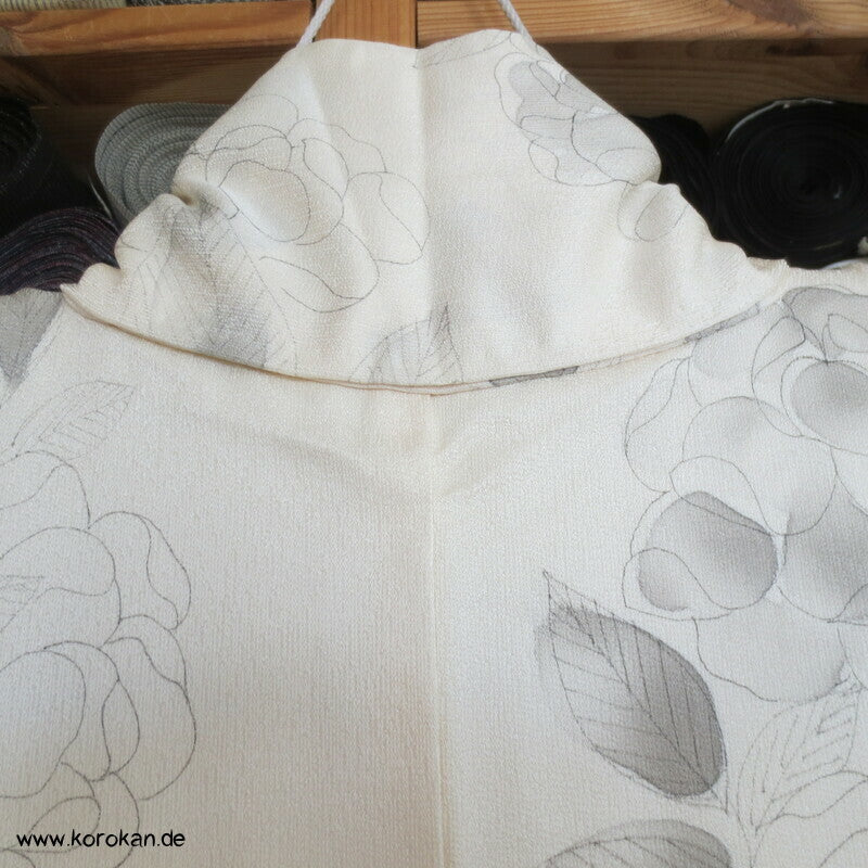 hellgraue Rosen auf naturfarbener Seide Homongi Kimono