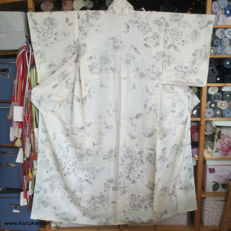 hellgraue Rosen auf naturfarbener Seide Homongi Kimono