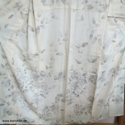 hellgraue Rosen auf naturfarbener Seide Homongi Kimono