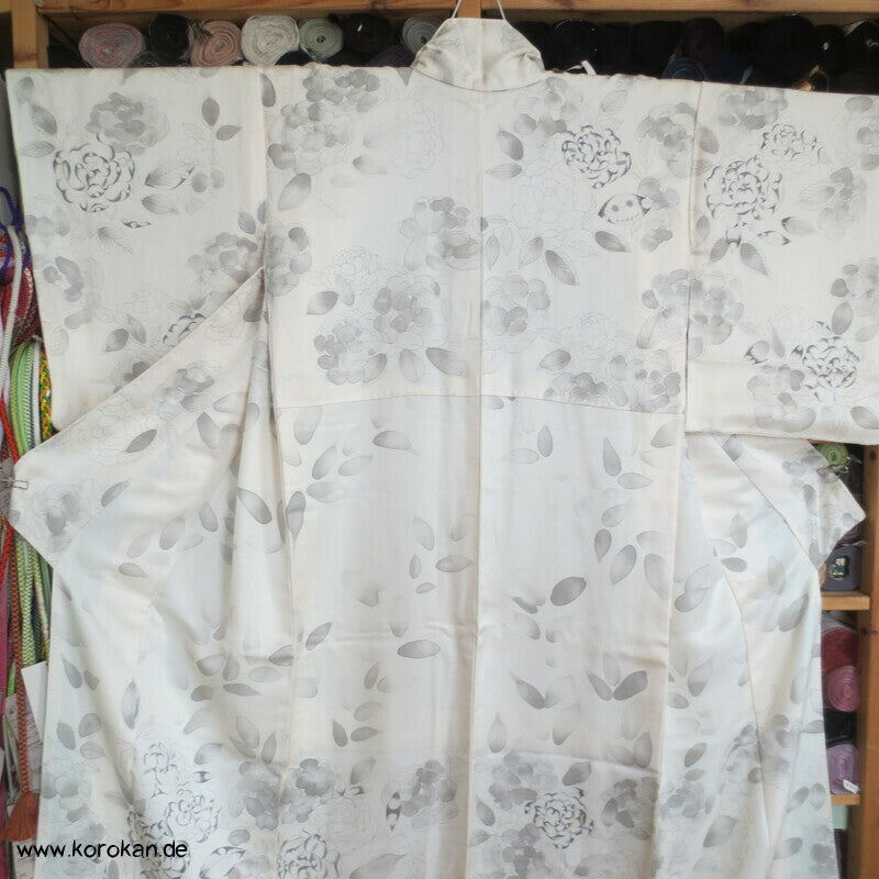hellgraue Rosen auf naturfarbener Seide Homongi Kimono