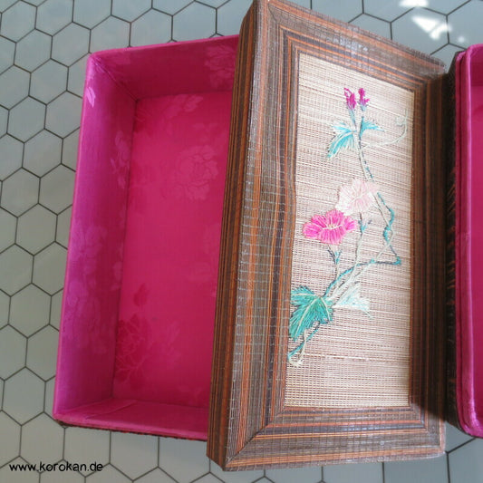 lackierte und bestickte Strohdosen, mit Seide ausgeschlagen