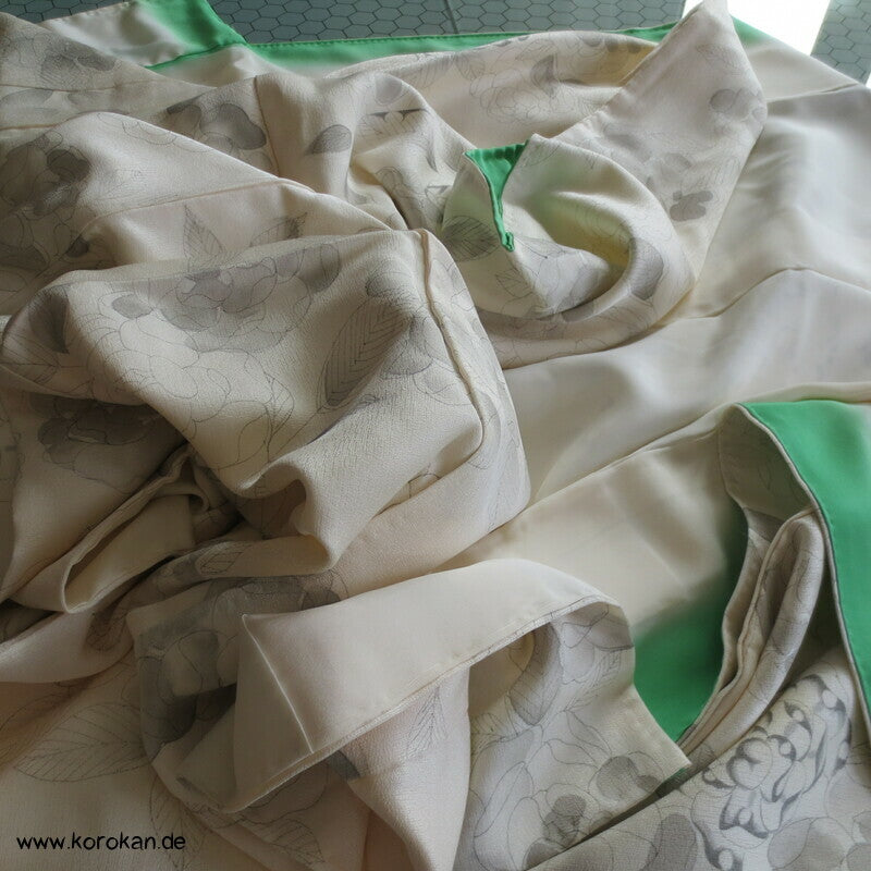hellgraue Rosen auf naturfarbener Seide Homongi Kimono