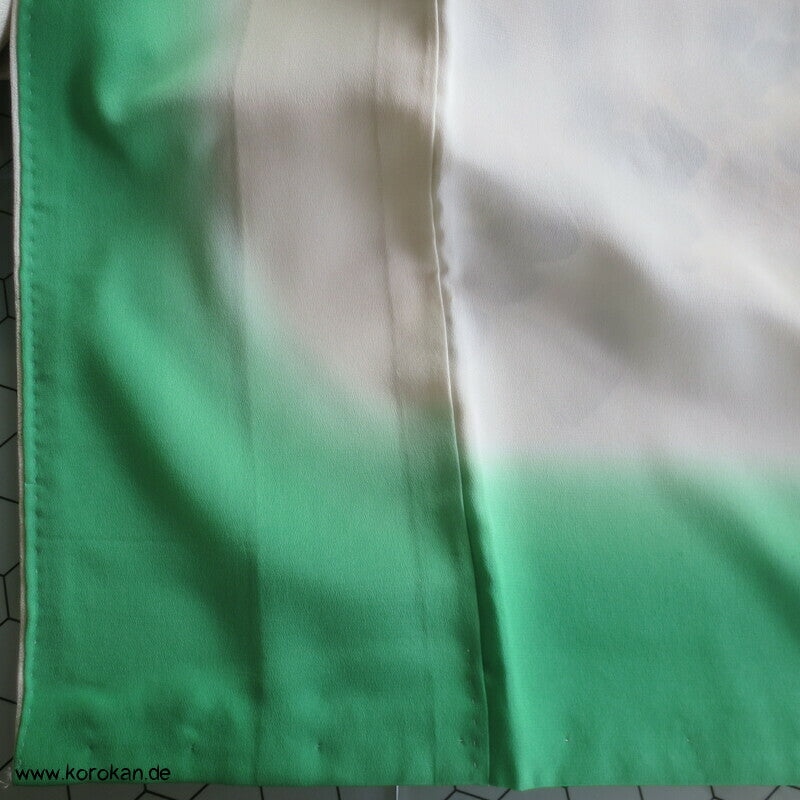 hellgraue Rosen auf naturfarbener Seide Homongi Kimono