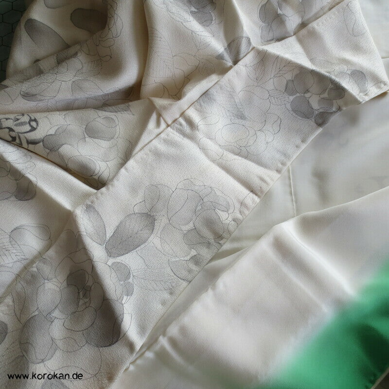 hellgraue Rosen auf naturfarbener Seide Homongi Kimono