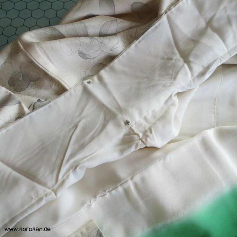 hellgraue Rosen auf naturfarbener Seide Homongi Kimono