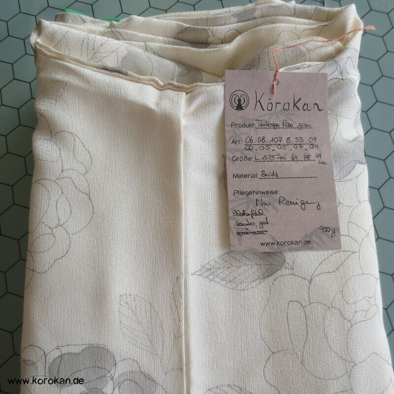 hellgraue Rosen auf naturfarbener Seide Homongi Kimono