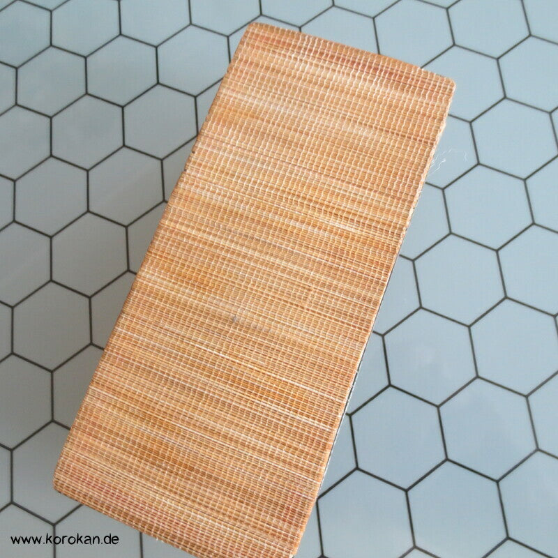 lackierte und bestickte Strohdosen, mit Seide ausgeschlagen