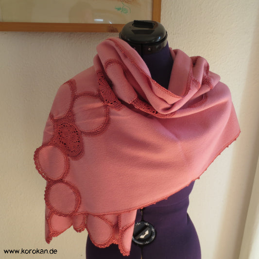 Häkelei und Stickerei exklusiver Schal aus feiner Wolle