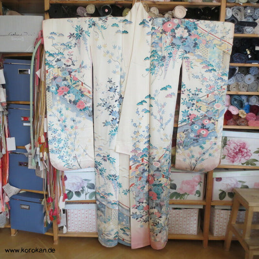 zart pastellfarbenes Blütenmeer vor Kimonovorhängen Furisode Kimono