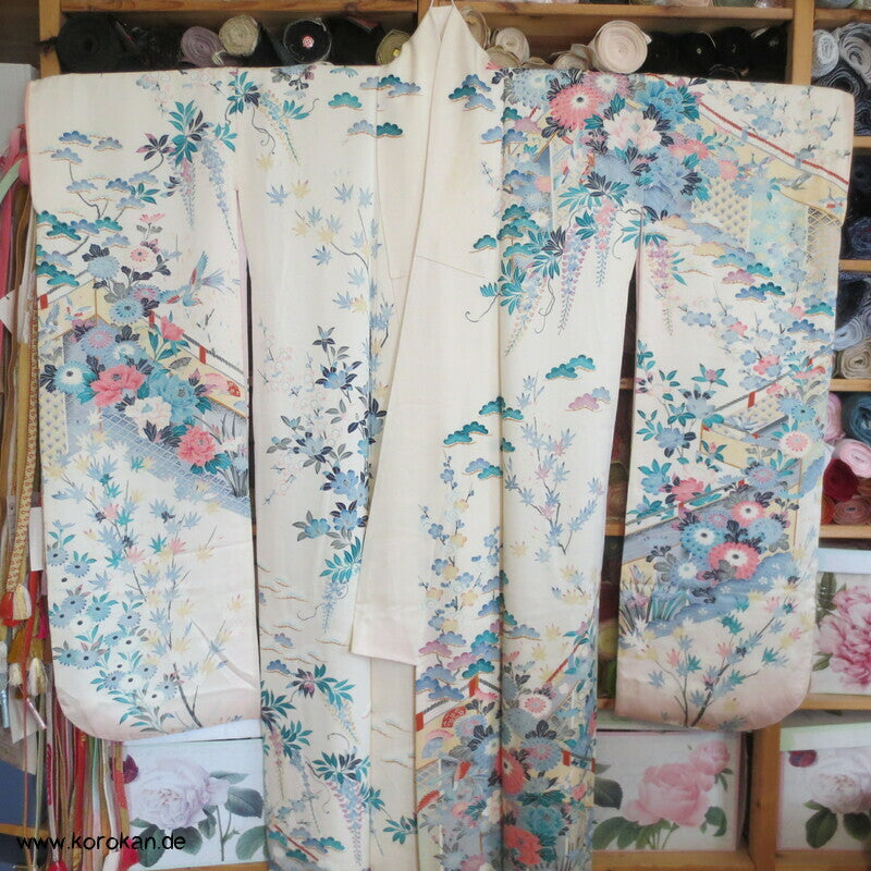zart pastellfarbenes Blütenmeer vor Kimonovorhängen Furisode Kimono