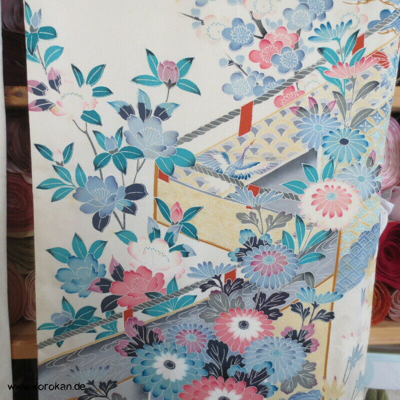 zart pastellfarbenes Blütenmeer vor Kimonovorhängen Furisode Kimono