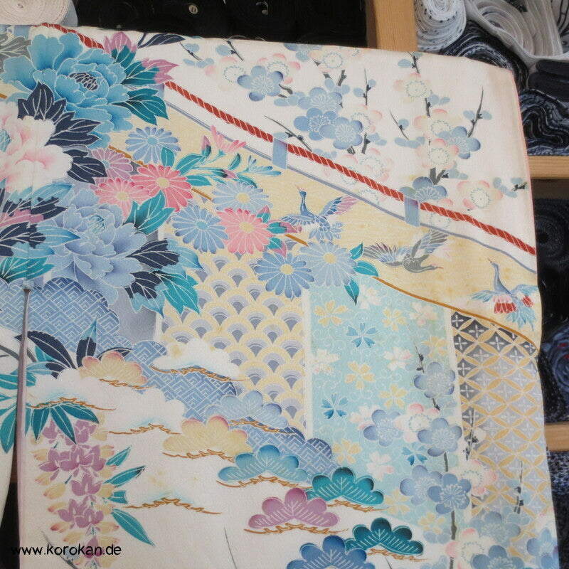 zart pastellfarbenes Blütenmeer vor Kimonovorhängen Furisode Kimono