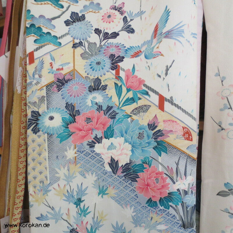 zart pastellfarbenes Blütenmeer vor Kimonovorhängen Furisode Kimono