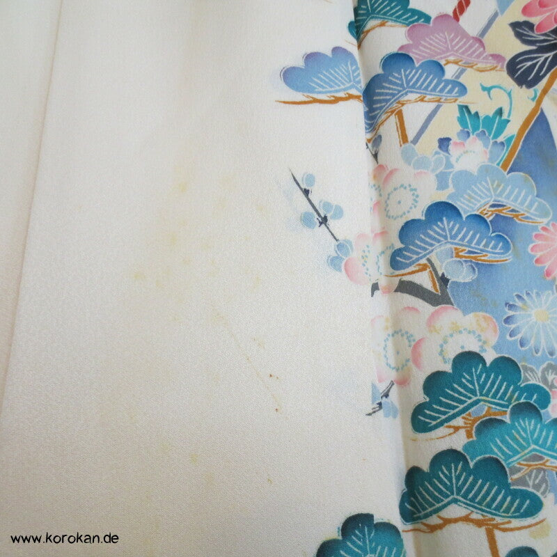 zart pastellfarbenes Blütenmeer vor Kimonovorhängen Furisode Kimono