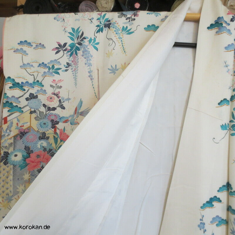 zart pastellfarbenes Blütenmeer vor Kimonovorhängen Furisode Kimono