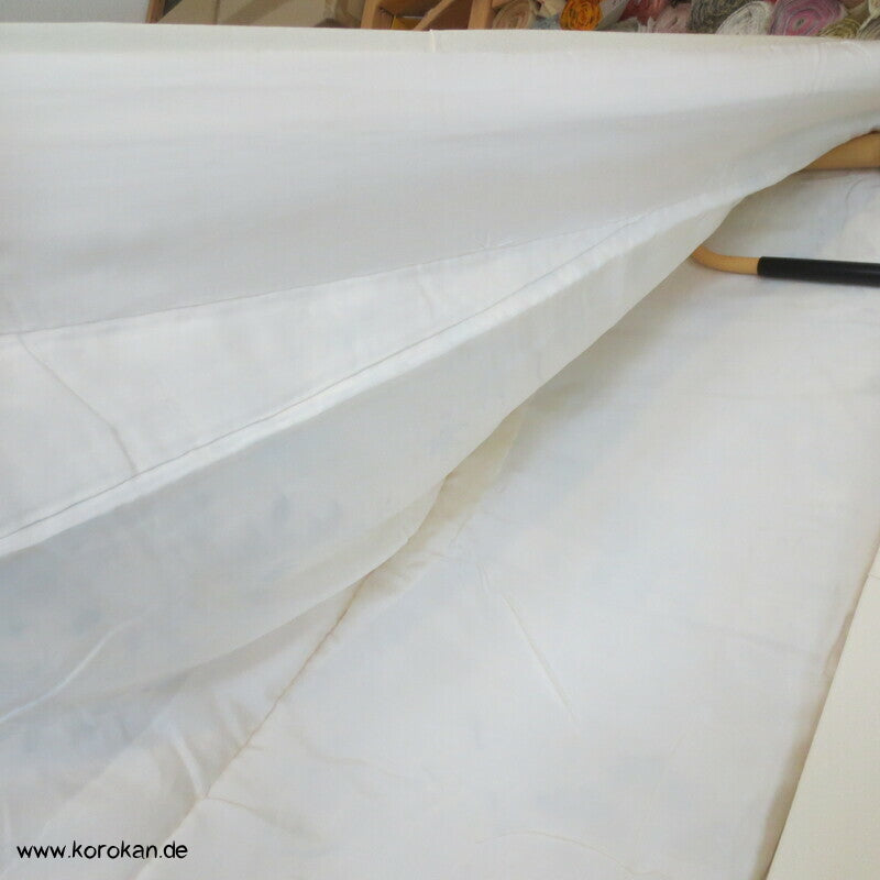 zart pastellfarbenes Blütenmeer vor Kimonovorhängen Furisode Kimono