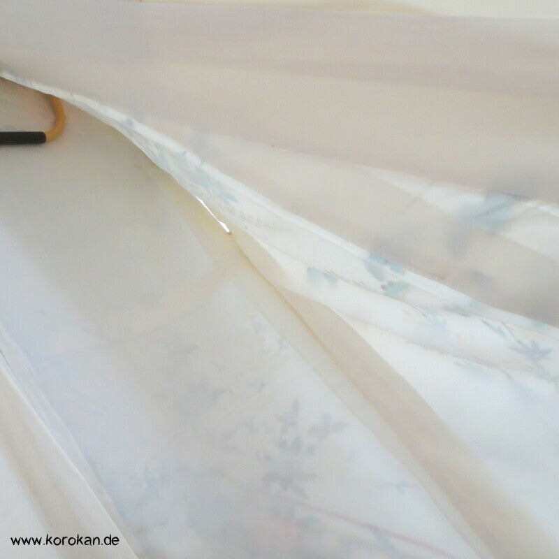 zart pastellfarbenes Blütenmeer vor Kimonovorhängen Furisode Kimono
